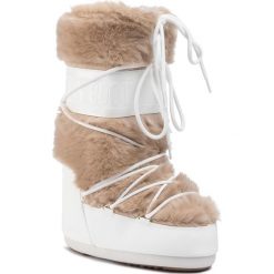 Śniegowce MOON BOOT - Classic Faux Fur 140890002 White. Białe kozaki damskie Moon Boot, na zimę, ze skóry ekologicznej, na niskim obcasie, bez zapięcia. W wyprzedaży za 749,00 zł.