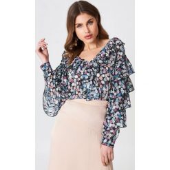NA-KD Boho Szyfonowa bluzka z dekoltem V - Blue,Multicolor. Niebieskie bluzki damskie marki NA-KD Boho, z aplikacjami, z poliesteru, boho, z falbankami, bez rękawów. W wyprzedaży za 32,38 zł.