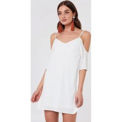 Rut&Circle Sukienka z wycięciami na ramionach - White. Białe sukienki damskie Rut&Circle, bez wzorów, z poliesteru, bez kołnierzyka, bez rękawów, mini. W wyprzedaży za 48,78 zł.