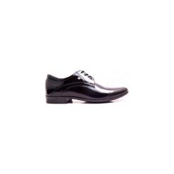 Czarne lakierki - buty wizytowe Modini T93. Czarne buty wizytowe męskie Modini Moda Męska, ze skóry, bez zapięcia. Za 269,10 zł.