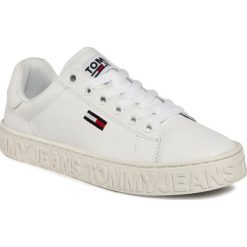 Sneakersy Tommy Jeans Cool Tommy Jeans Sneaker EN0EN00877. Białe półbuty damskie Tommy Jeans, bez wzorów, z jeansu, bez obcasa, bez zapięcia. W wyprzedaży za 309,00 zł.