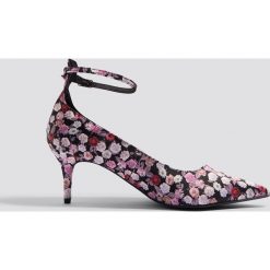 NA-KD Shoes Satynowe czółenka z paskiem - Multicolor. Szare buty ślubne damskie marki NA-KD Shoes, w paski, z satyny, na obcasie. W wyprzedaży za 48,58 zł.