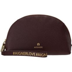 Aigner IVY BEAUTY CASE Kosmetyczka burgundy. Czerwone kosmetyczki damskie Aigner. Za 499,00 zł.