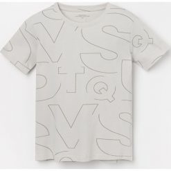 Bawełniany t-shirt z nadrukiem - Jasny szary. Szare t-shirty męskie Reserved, m, z nadrukiem, z bawełny, bez kołnierzyka. Za 24,99 zł.