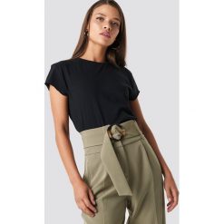 NA-KD Basic T-shirt z surowym wykończeniem - Black. Czarne t-shirty damskie marki NA-KD Basic, bez wzorów, z bawełny, z okrągłym kołnierzem. Za 52,95 zł.