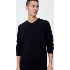 Klasyczny sweter z dekoltem w serek - Czarny. Czarne swetry męskie Sinsay, s, bez wzorów, klasyczne, z dekoltem w serek, bez kaptura. Za 39,99 zł.