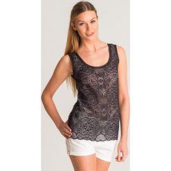 Czarna bluzka Twinset U&B z koronki. Czarne bluzki damskie Twinset U&B, s, w koronkowe wzory, z koronki, z okrągłym kołnierzem, bez rękawów. Za 279,50 zł.