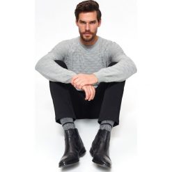SWETER STRUKTURALNY. Szare swetry klasyczne męskie marki Top Secret, na lato, xxl, z dzianiny. W wyprzedaży za 39,99 zł.