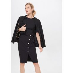 Asymetryczna midi sukienka - Czarny. Czarne sukienki damskie Mohito, bez wzorów, z asymetrycznym kołnierzem, bez rękawów, midi, asymetryczne. Za 179,99 zł.