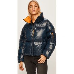 Pepe Jeans - Kurtka Claire. Czerwone kurtki damskie Pepe Jeans, s, bez wzorów, z elastanu, krótkie. W wyprzedaży za 419,90 zł.