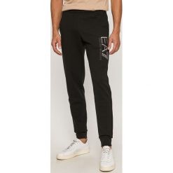 EA7 Emporio Armani - Spodnie. Czarne spodnie męskie EA7 Emporio Armani, s, z nadrukiem, z bawełny. Za 399,90 zł.