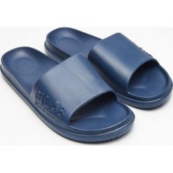 Klapki - Granatowy. Niebieskie klapki męskie marki Cropp, bez wzorów. Za 39,99 zł.