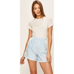 Levi's - T-shirt. Białe t-shirty damskie Levi's®, s, bez wzorów, z bawełny, casualowe, z okrągłym kołnierzem. Za 129,90 zł.