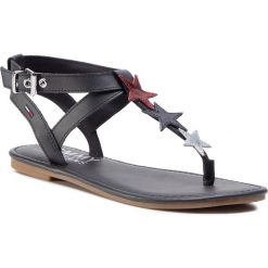 Sandały TOMMY JEANS - Flat Sandal Glitter Badge EN0EN00233 Midnight 403. Niebieskie klapki damskie Tommy Jeans, z aplikacjami, z jeansu, bez obcasa, na obcasie. W wyprzedaży za 209,00 zł.