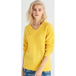 Sweter z dekoltem V - Żółty. Żółte swetry damskie Sinsay, s, bez wzorów, bez rękawów, bez kaptura. W wyprzedaży za 39,99 zł.