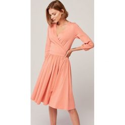 Sukienka Larissa Coral Haze M różowy. Różowe sukienki damskie s, z elastanu, rozkloszowane. Za 297,00 zł.
