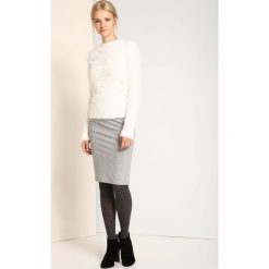 Spódnica regularna damska. Szare spódniczki damskie Top Secret, na zimę, bez wzorów, z tkaniny, eleganckie, ołówkowe. W wyprzedaży za 49,99 zł.