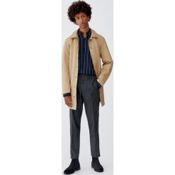 Koszula z wiskozy w paski z długim rękawem. Czarne koszule męskie marki Pull&Bear, m, w paski, z wiskozy, bez kołnierzyka, z długim rękawem. Za 99,90 zł.