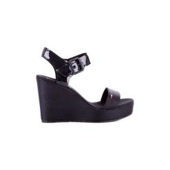 Sandały Tommy Hilfiger EN00560. Niebieskie sandały damskie TOMMY HILFIGER, bez wzorów, bez obcasa, bez zapięcia. Za 375,21 zł.
