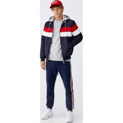 Kurtka bomber z kapturem z dzianiny dresowej. Zielone kurtki męskie marki Pull&Bear, m, bez wzorów, z dzianiny, z kapturem. Za 139,00 zł.
