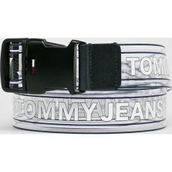 Tommy Jeans - Pasek. Białe paski damskie Tommy Jeans, w paski, z jeansu. W wyprzedaży za 99,90 zł.