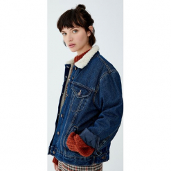 Kurtka jeansowa ze sztucznym barankiem. Niebieskie kurtki damskie Pull&Bear, bez wzorów, z jeansu, bez kaptura. Za 139,00 zł.