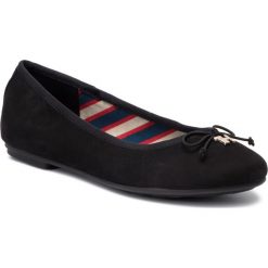 Baleriny TOMMY HILFIGER - Essential Suede Ballerina FW0FW04541 Black BDS. Czarne baleriny damskie TOMMY HILFIGER, bez wzorów, ze skóry, klasyczne, bez obcasa. W wyprzedaży za 259,00 zł.