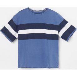 T-shirt z paskami w dwóch kolorach - Niebieski. Niebieskie t-shirty męskie Reserved, w paski, bez kołnierzyka. W wyprzedaży za 15,99 zł.