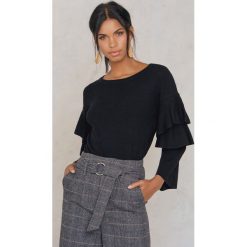 Swetry klasyczne damskie: Rut&Circle Sweter z rękawem z falbanami Tracy – Black
