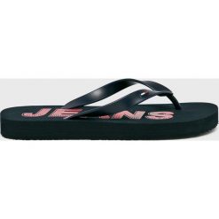 Tommy Jeans - Japonki. Czarne kapcie męskie Tommy Jeans, z jeansu. W wyprzedaży za 99,90 zł.
