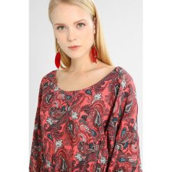 Sukienki hiszpanki: Uno Piu Uno CROMATA Sukienka letnia red
