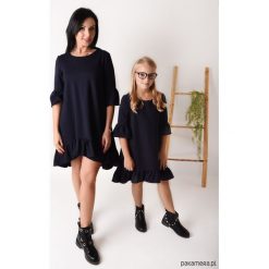 Sukienka Damska Mama i Córka LM53/1. Niebieskie sukienki damskie Pakamera, s, bez wzorów, z dzianiny, bez kołnierzyka, bez rękawów, midi. Za 109,00 zł.