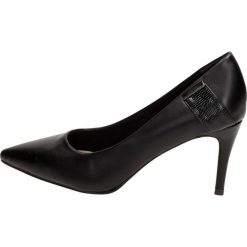 Czarne szpilki, buty damskie SABATINA 1297-11. Czarne szpilki Sabatina, bez wzorów, na wysokim obcasie, na obcasie, bez zapięcia. W wyprzedaży za 69,00 zł.