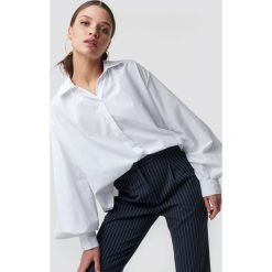 NA-KD Classic Koszula Volume Sleeve - White. Białe koszule damskie NA-KD Classic, bez wzorów, bez kołnierzyka, z krótkim rękawem. Za 141,95 zł.