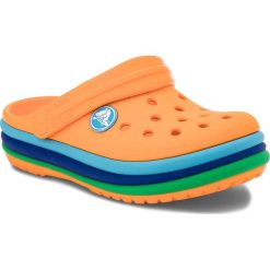 Klapki CROCS - Cb Rainbow Band CLog K 205205 Blazing Orange. Pomarańczowe sandały dziewczęce Crocs, z tworzywa sztucznego, bez zapięcia. W wyprzedaży za 139,00 zł.