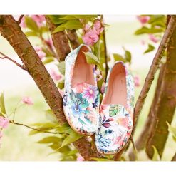 Mokasyny damskie - skóra naturalna - model 001 – z motywem kwiatowym. Mokasyny damskie Zapato, ze skóry. W wyprzedaży za 144,50 zł.