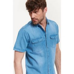KOSZULA MĘSKA JEANSOWA O PROSTYM KROJU. Niebieskie koszule męskie jeansowe Top Secret, m, z krótkim rękawem. Za 44,99 zł.