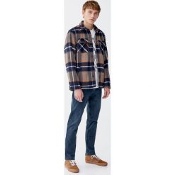 Koszula wierzchnia w kratkę z podszewką. Szare koszule męskie Pull&Bear, m, w kratkę, bez kołnierzyka, z długim rękawem. Za 159,00 zł.
