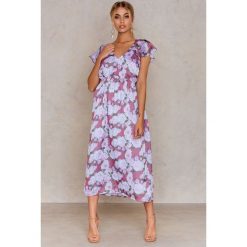 NA-KD Boho Sukienka midi z falbanką na plecach - Pink,Purple,Multicolor. Różowe sukienki damskie marki NA-KD Boho, bez wzorów, z poliesteru, boho, z falbankami, bez rękawów, midi. W wyprzedaży za 72,78 zł.
