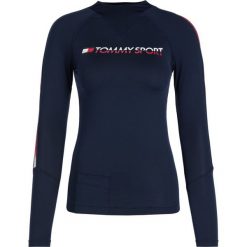 Bluzka Tommy Sport Glossy S10S100286. Niebieskie koszule damskie Tommy Sport, s, bez wzorów, z elastanu, bez kołnierzyka, bez rękawów, bez kaptura. W wyprzedaży za 199,00 zł.