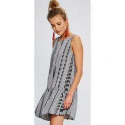Answear - Kombinezon Stripes Vibes. Szare kombinezony damskie marki ANSWEAR, l, z dzianiny, z okrągłym kołnierzem. W wyprzedaży za 114,90 zł.