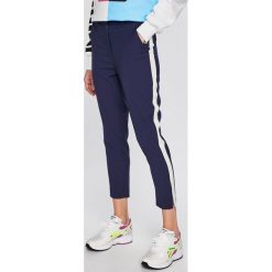 Calvin Klein Jeans - Spodnie. Niebieskie spodnie damskie Calvin Klein Jeans, z elastanu. W wyprzedaży za 279,90 zł.