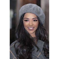 Beret SESILA GREY. Szare berety damskie IVET, bez wzorów, z materiału. W wyprzedaży za 49,00 zł.