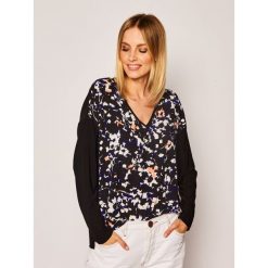 Bluzka DKNY P0AH8CAA. Czarne bluzki damskie DKNY, l, bez wzorów, z poliesteru, bez kołnierzyka, bez rękawów. Za 349,00 zł.
