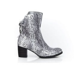 Botki na słupku - skóra naturalna - model 497 - kolor biały wąż. Białe botki damskie Zapato, na zimę, z jeansu, klasyczne, za kostkę, bez obcasa, na obcasie, na klamry. Za 399,00 zł.