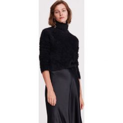 Pluszowy sweter z golfem - Czarny. Czarne swetry damskie Reserved, s. W wyprzedaży za 49,99 zł.