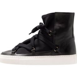 Another project Sneakersy wysokie black. Czarne trampki i tenisówki damskie another project, bez wzorów, ze skóry, bez zapięcia. Za 789,00 zł.