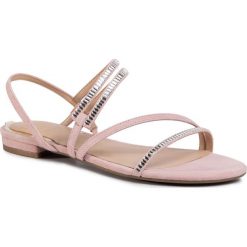 Sandały GUESS - Ravena FL6RAA SUE03 LPINK. Różowe klapki damskie Guess, z aplikacjami, z zamszu, bez obcasa, na obcasie. W wyprzedaży za 269,00 zł.