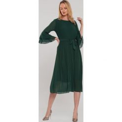 Ciemnozielona Sukienka Banksia. Zielone sukienki damskie Renee, s, w paski, z tkaniny, eleganckie, z okrągłym kołnierzem, bez rękawów, midi, rozkloszowane. Za 139,99 zł.