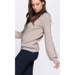 Khaki Sweter Flying Uptight. Brązowe swetry klasyczne damskie Born2be, l, z okrągłym kołnierzem. Za 89,99 zł.